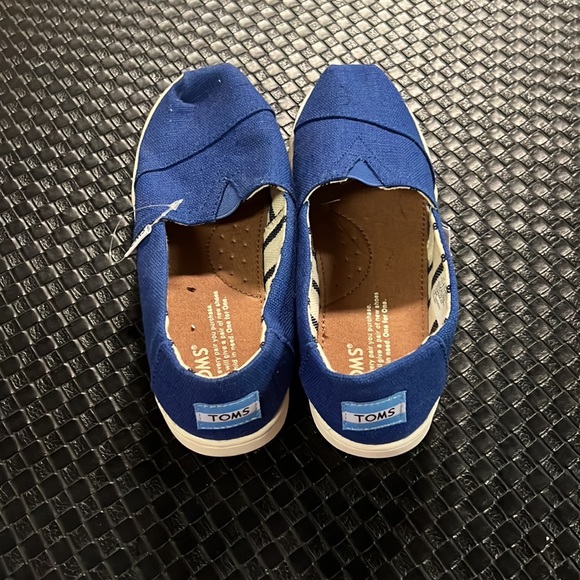 Brand new never worn TOMS youth 3.5 - Picture 2 of 3